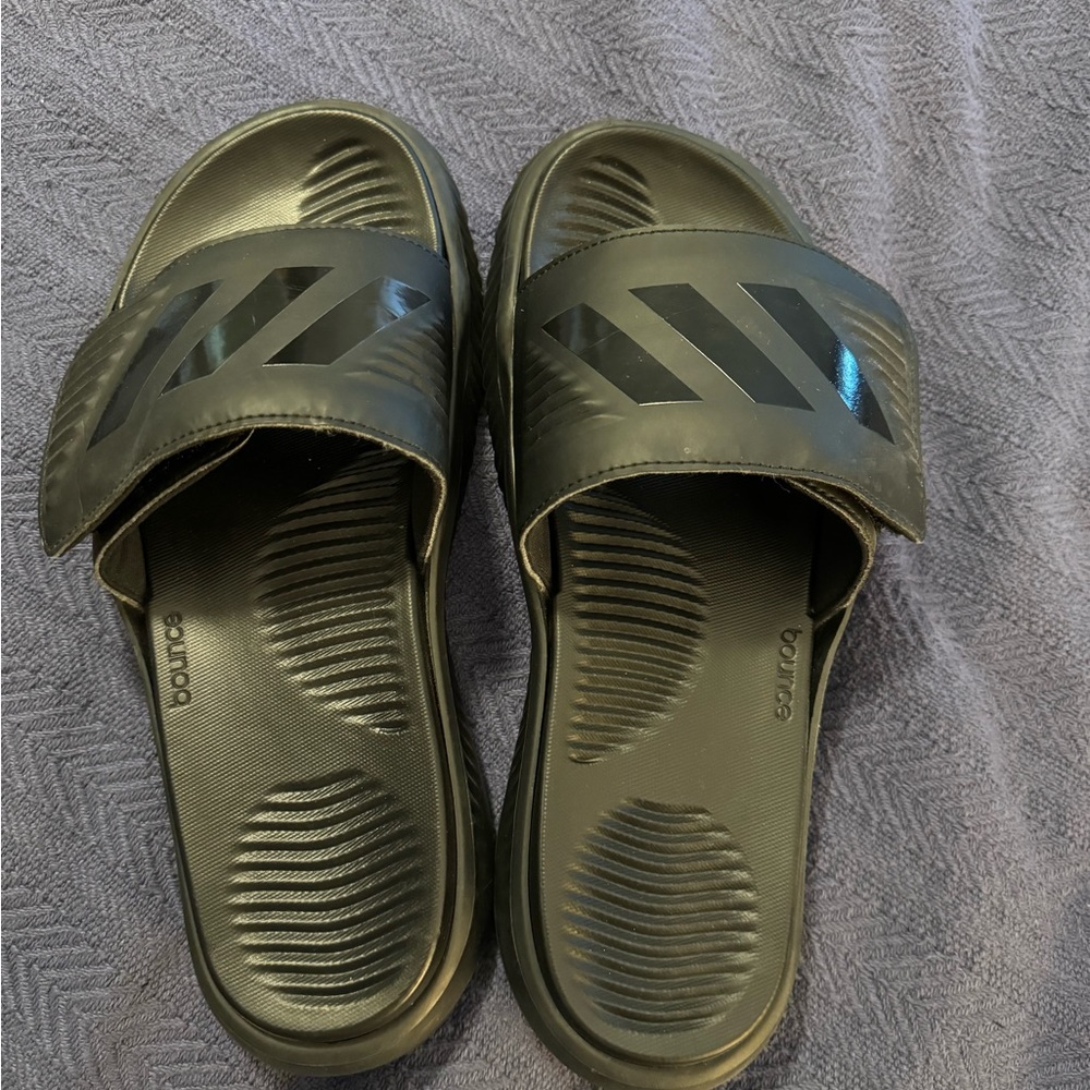 Adidas alpha bounce men’s size 7 slides. Excellent condition. Didn’t wear much.